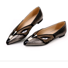 elegante Schuhe der eleganten Dame des schwarzen Lackleders